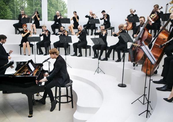 バーバリー プローサムのロマンチックなブリティッシュテーラー【2016春夏メンズ】