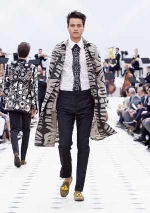 バーバリー プローサムのロマンチックなブリティッシュテーラー【2016春夏メンズ】