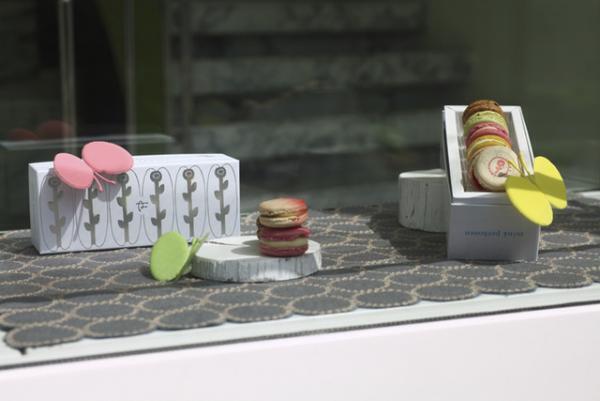 「ピエール・エルメ・パリ」が「ミナ ペルホネン」とのコラボギフトを発売。マカロンの無料配布も