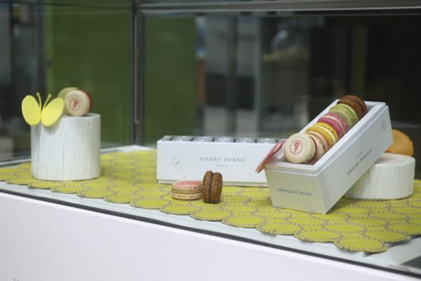 「ピエール・エルメ・パリ」が「ミナ ペルホネン」とのコラボギフトを発売。マカロンの無料配布も