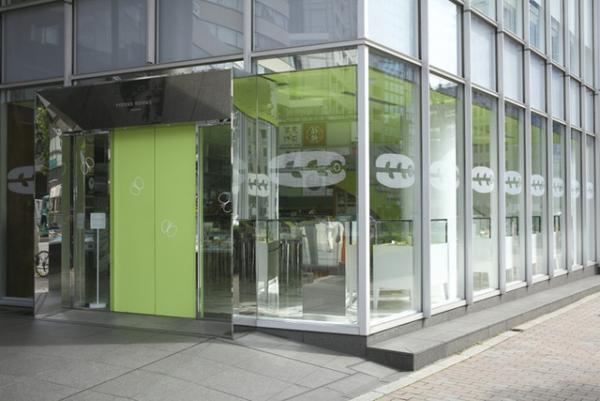 「ピエール・エルメ・パリ」が「ミナ ペルホネン」とのコラボギフトを発売。マカロンの無料配布も