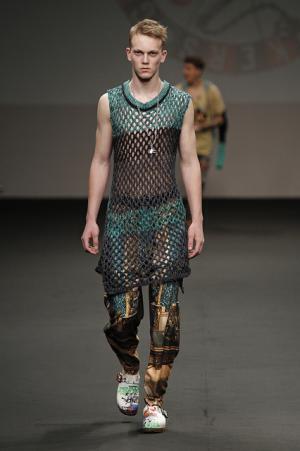 過激さに拍車がかかるヴィヴィアン・ウエストウッド・マンのメッセージ【2016春夏メンズ】