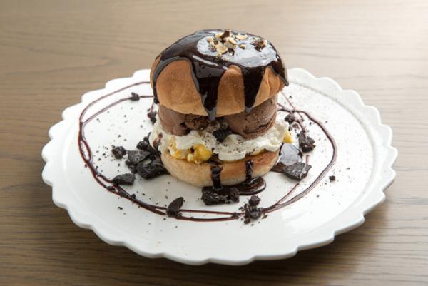 あったかバンズ×冷たいアイスの限定バーガー、ディーゼルが手掛けるカフェに登場