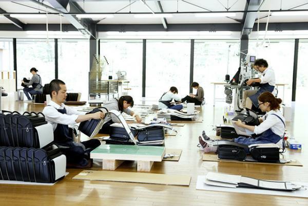 創業50年のランドセル工房「土屋鞄」が軽井沢にオープン。職人の手仕事見学も