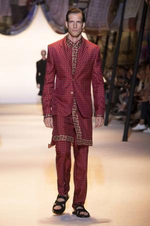 ヴェルサーチは砂漠のノマド【2016春夏メンズ】