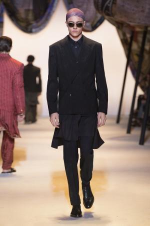 ヴェルサーチは砂漠のノマド【2016春夏メンズ】