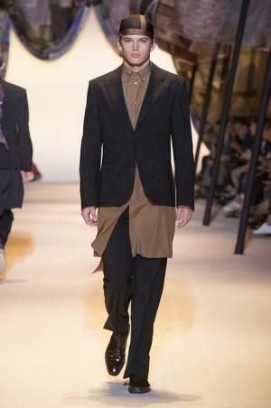 ヴェルサーチは砂漠のノマド【2016春夏メンズ】