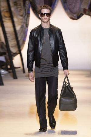 ヴェルサーチは砂漠のノマド【2016春夏メンズ】