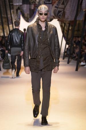 ヴェルサーチは砂漠のノマド【2016春夏メンズ】