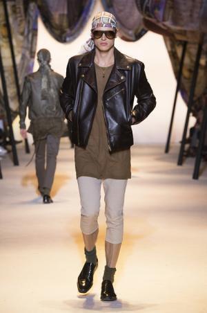 ヴェルサーチは砂漠のノマド【2016春夏メンズ】