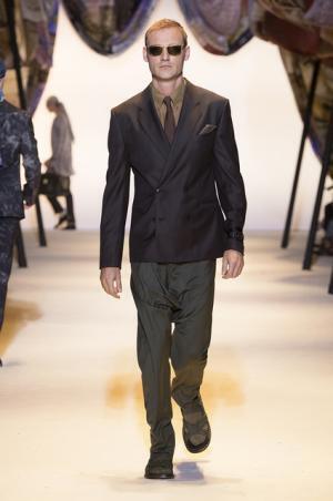 ヴェルサーチは砂漠のノマド【2016春夏メンズ】