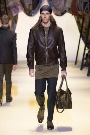 ヴェルサーチは砂漠のノマド【2016春夏メンズ】