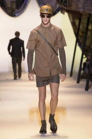 ヴェルサーチは砂漠のノマド【2016春夏メンズ】