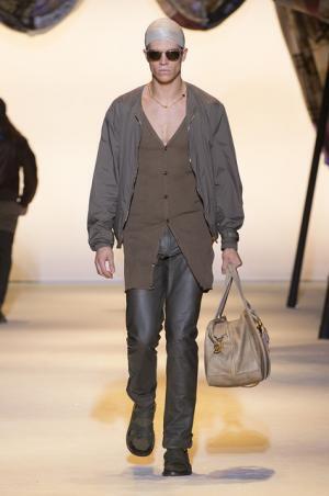 ヴェルサーチは砂漠のノマド【2016春夏メンズ】