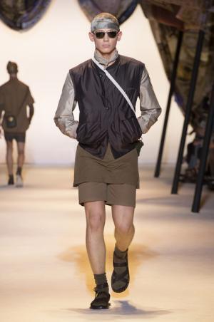 ヴェルサーチは砂漠のノマド【2016春夏メンズ】