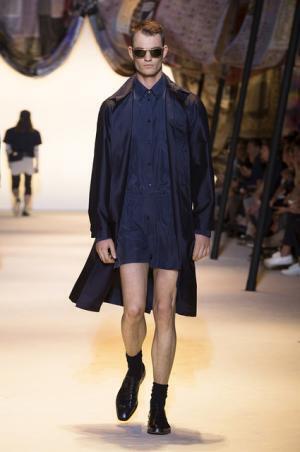 ヴェルサーチは砂漠のノマド【2016春夏メンズ】