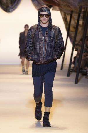 ヴェルサーチは砂漠のノマド【2016春夏メンズ】