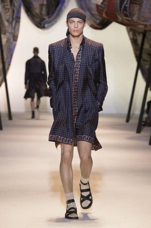 ヴェルサーチは砂漠のノマド【2016春夏メンズ】