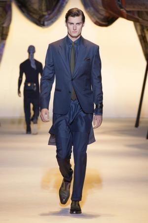 ヴェルサーチは砂漠のノマド【2016春夏メンズ】