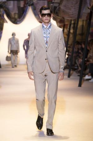 ヴェルサーチは砂漠のノマド【2016春夏メンズ】