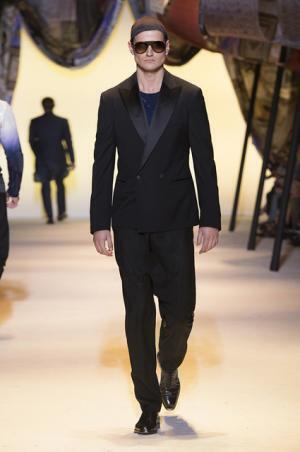 ヴェルサーチは砂漠のノマド【2016春夏メンズ】