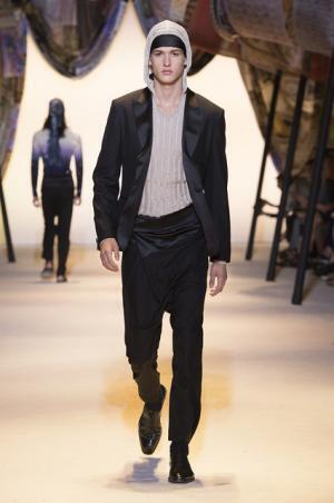 ヴェルサーチは砂漠のノマド【2016春夏メンズ】