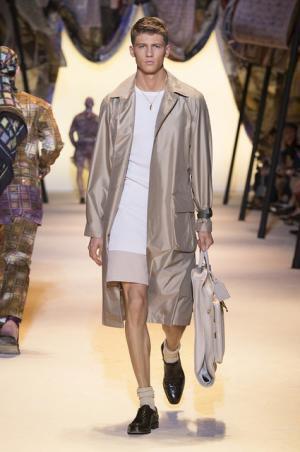 ヴェルサーチは砂漠のノマド【2016春夏メンズ】