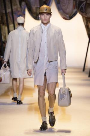 ヴェルサーチは砂漠のノマド【2016春夏メンズ】