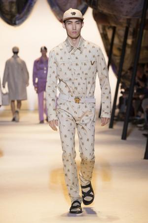 ヴェルサーチは砂漠のノマド【2016春夏メンズ】