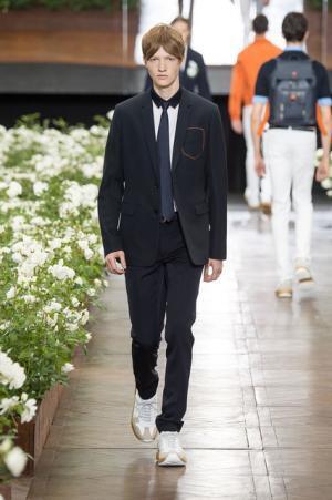 ディオール オムは新しいブルジョワのためのミリタリー＆クチュール【2016春夏メンズ】