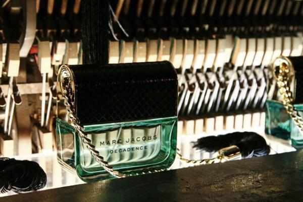 マーク ジェイコブスがバッグ型の新作香水「デカダンス」発表。記念パーティーにキム・ゴードン、ソフィア・コッポラ等来場