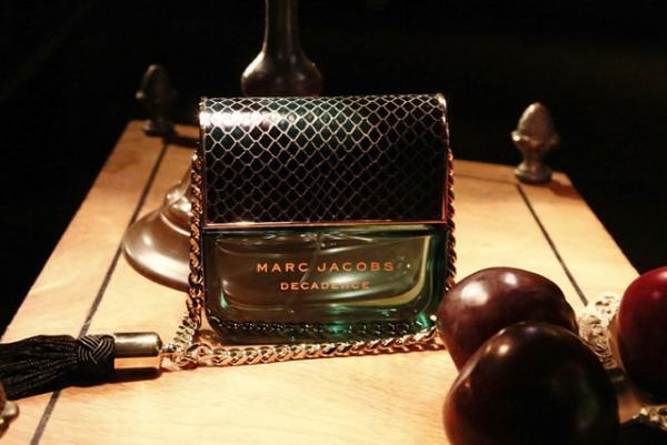 マーク ジェイコブスがバッグ型の新作香水「デカダンス」発表。記念パーティーにキム・ゴードン、ソフィア・コッポラ等来場