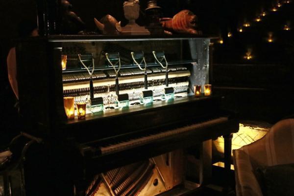 マーク ジェイコブスがバッグ型の新作香水「デカダンス」発表。記念パーティーにキム・ゴードン、ソフィア・コッポラ等来場