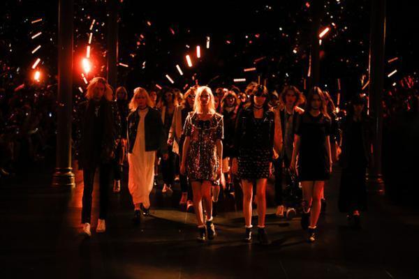 サンローランはやんちゃで豪奢なサーフロック【2016春夏メンズ】