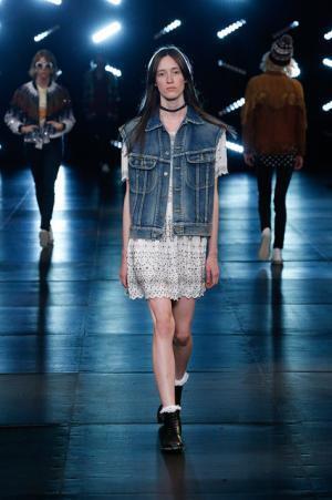 サンローランはやんちゃで豪奢なサーフロック【2016春夏メンズ】