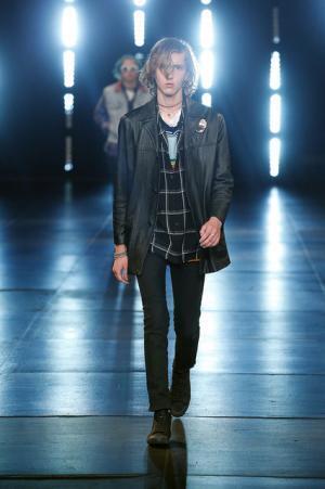 サンローランはやんちゃで豪奢なサーフロック【2016春夏メンズ】