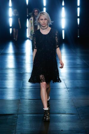 サンローランはやんちゃで豪奢なサーフロック【2016春夏メンズ】