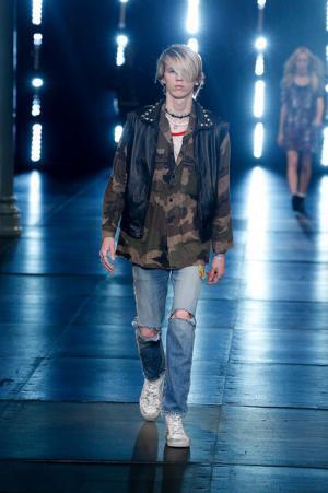 サンローランはやんちゃで豪奢なサーフロック【2016春夏メンズ】