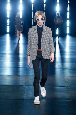 サンローランはやんちゃで豪奢なサーフロック【2016春夏メンズ】