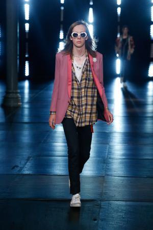 サンローランはやんちゃで豪奢なサーフロック【2016春夏メンズ】