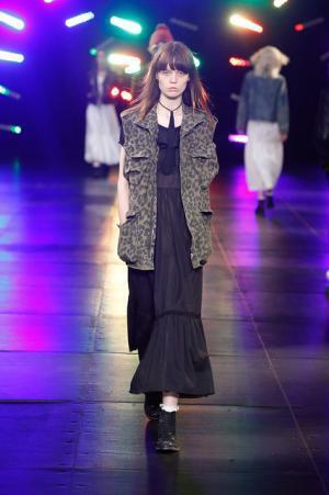 サンローランはやんちゃで豪奢なサーフロック【2016春夏メンズ】