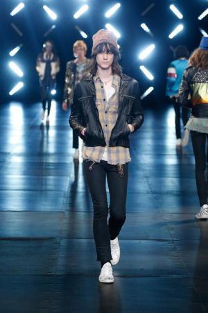 サンローランはやんちゃで豪奢なサーフロック【2016春夏メンズ】