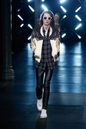 サンローランはやんちゃで豪奢なサーフロック【2016春夏メンズ】