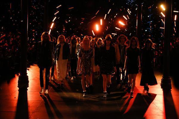 サンローランはやんちゃで豪奢なサーフロック【2016春夏メンズ】