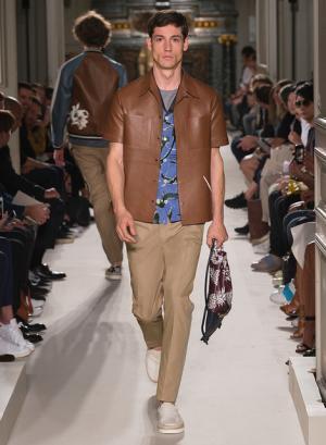 異国の文化をまとったヴァレンティノ風“旅人”【2016春夏メンズ】