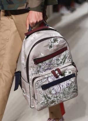 異国の文化をまとったヴァレンティノ風“旅人”【2016春夏メンズ】