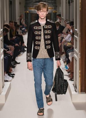 異国の文化をまとったヴァレンティノ風“旅人”【2016春夏メンズ】