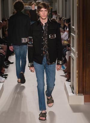 異国の文化をまとったヴァレンティノ風“旅人”【2016春夏メンズ】