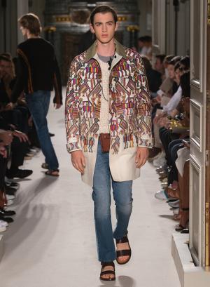 異国の文化をまとったヴァレンティノ風“旅人”【2016春夏メンズ】