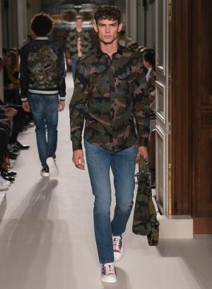 異国の文化をまとったヴァレンティノ風“旅人”【2016春夏メンズ】